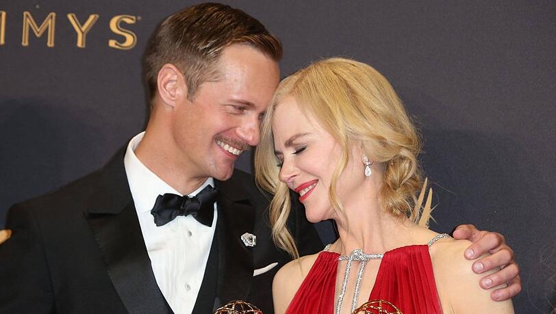 Alexander Skarsgård und Nicole Kidman 2017 bei der Emmy-Verleihung. Alexander Skarsgård und Nicole Kidman 2017 bei der Emmy-Verleihung.