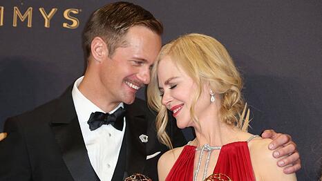Alexander Skarsg&aring;rd und Nicole Kidman 2017 bei der Emmy-Verleihung.