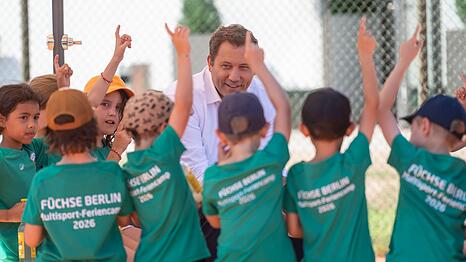 Klingbeil sprach mit Kindern in einem Berliner Sportcamp &uuml;ber seine Pl&auml;ne.
