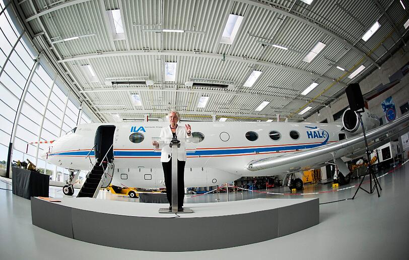 Mit dem neuen Forschungsflugzeug HALO will
Deutschland in der Energie- und Klimaforschung neue Maßstäbe setzen.
Am Montag übergab Bundesforschungsministerin Annette Schavan (CDU)
HALO im Deutschen Zentrum für Luft- und Raumfahrt (DLR) im Weßlinger
Ortsteil Oberpfaffenhofen im Landkreis Starnberg an die
Wissenschaft.