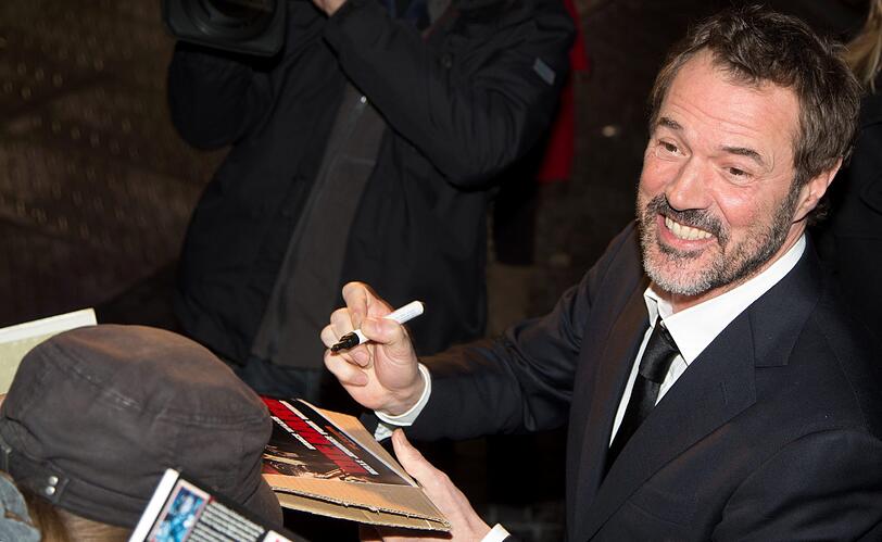 Autogramme für die Fans: Schauspieler Sebastian Koch (spielt den Russen Komarov) bei der Premiere von "Stirb langsam - Ein guter Tag zum Sterben" in Berlin am Montagabend.