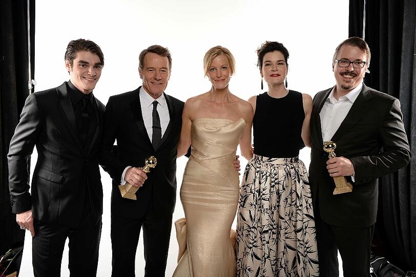 "Breaking Bad" wurde als beste Fernsehserie ausgezeichnet: Die Schauspieler RJ Mitte, Bryan Cranston (als bester Serien-Darsteller in der Kategorie Drama geehrt), Anna Gunn, Betsy Brandt und Produzent Vince Gilligan.