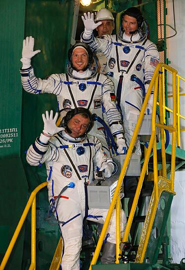 Vor dem Start dann noch einmal lächeln für die Kameras: Alexander Gerst (l), der russische Kosmonaut Maxim Suraev und NASA-Astronaut Reid Wiseman.