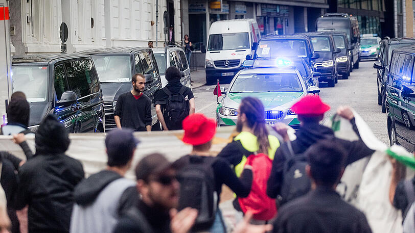 Polizisten und Demonstranten bei der "Colour the Red Zone"-Demo in Hamburg.