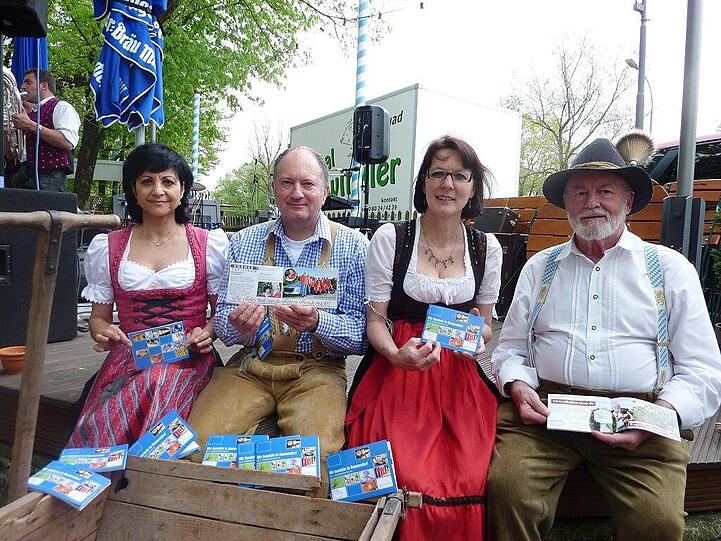 Von rechts: Karl Thomasser (1. Vorsitzender Bürger- und Gewerbekreis Ramersdorf e.V.) , Meike Schmidt (Soziale Stadt Ramersdorf/Berg am Laim), Klaus Körmer (2. Vorsitzender) und eine seiner Mitarbeiterinnen.