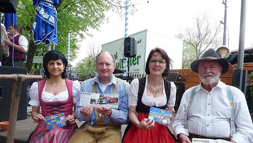 Von rechts: Karl Thomasser (1. Vorsitzender Bürger- und Gewerbekreis Ramersdorf e.V.) , Meike Schmidt (Soziale Stadt Ramersdorf/Berg am Laim), Klaus Körmer (2. Vorsitzender) und eine seiner Mitarbeiterinnen. Von rechts: Karl Thomasser (1. Vorsitzender Bürger- und Gewerbekreis Ramersdorf e.V.) , Meike Schmidt (Soziale Stadt Ramersdorf/Berg am Laim), Klaus Körmer (2. Vorsitzender) und eine seiner Mitarbeiterinnen.