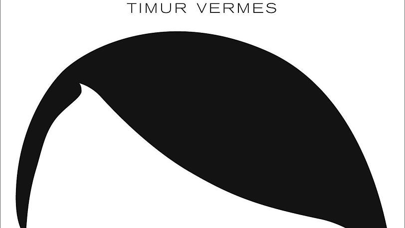 Der Hitler-Scheitel ziert das Cover von Timur Vermes' Bestseller "Er ist wieder da". Der Hitler-Scheitel ziert das Cover von Timur Vermes' Bestseller "Er ist wieder da".