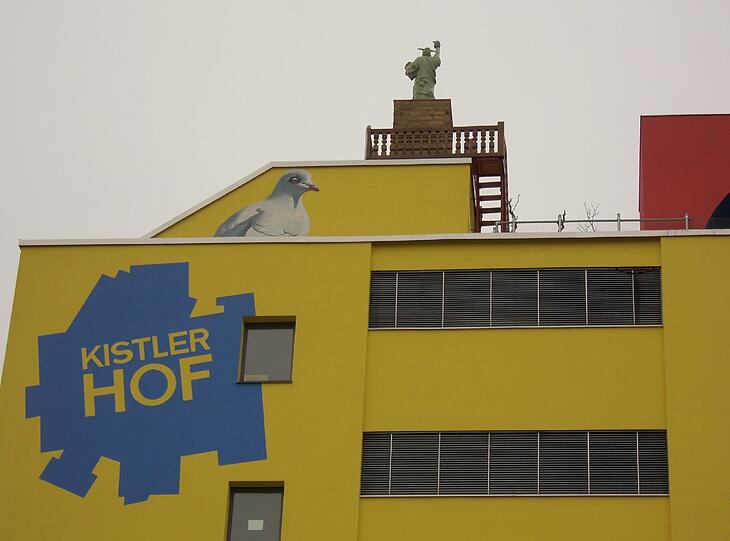 Ein Gruß aus Obersendling. Die Statue des Künstlers Wolfgang Flatz auf dem "Kistlerhof" in München Obersendling.
