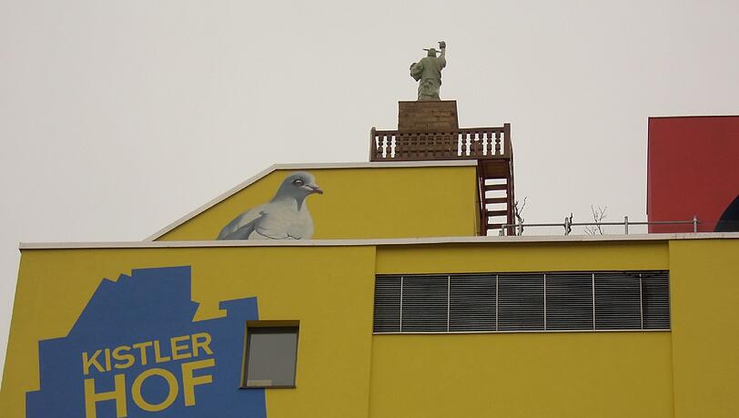 Ein Gruß aus Obersendling. Die Statue des Künstlers Wolfgang Flatz auf dem "Kistlerhof" in München Obersendling. Ein Gruß aus Obersendling. Die Statue des Künstlers Wolfgang Flatz auf dem "Kistlerhof" in München Obersendling.