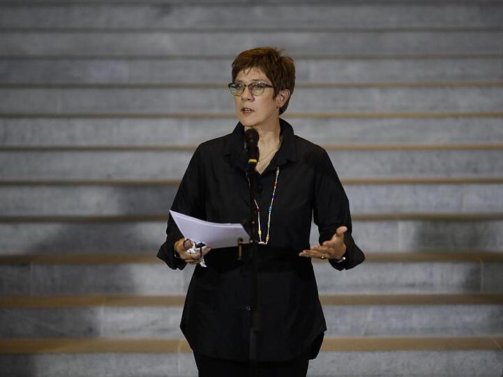 Annegret Kramp-Karrenbauer gibt die Einigung der Koalitionsspitzen bekannt.