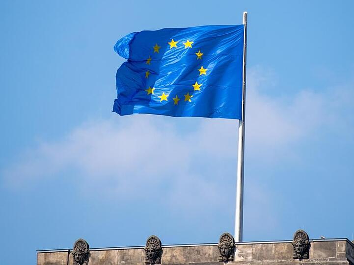 Die Flagge der Europäischen Union auf dem Reichstagsgebäude. Foto: Monika Skolimowska/Archivbild