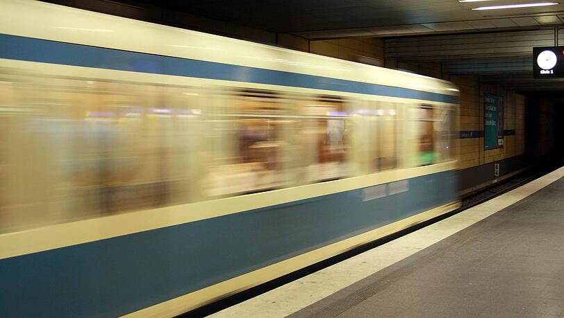 Der Mann rief am Bahnsteig antisemitische Parolen. (Symbolbild)