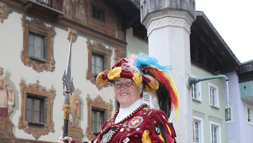 In der Montur des Landsknechts: Seit mehr als 20 Jahren ist Anna Glossner als Nachtwächterin in Berchtesgaden unterwegs.