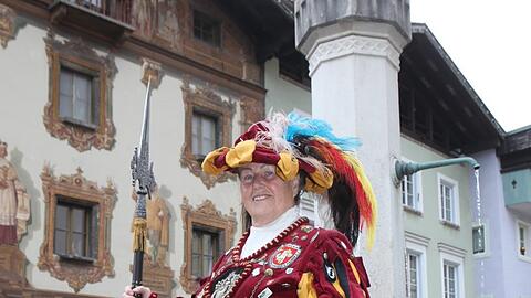 In der Montur des Landsknechts: Seit mehr als 20 Jahren ist Anna Glossner als Nachtwächterin in Berchtesgaden unterwegs.