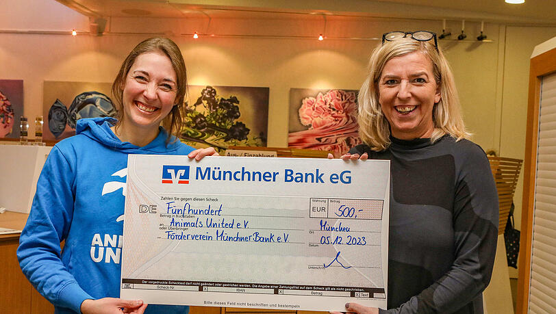 Claudia Zink (r.) überreichte Melanie Demir (Animals United) und weiteren Ehrenamtlichen Spenden des Fördervereins der Münchner Bank. Claudia Zink (r.) überreichte Melanie Demir (Animals United) und weiteren Ehrenamtlichen Spenden des Fördervereins der Münchner Bank.