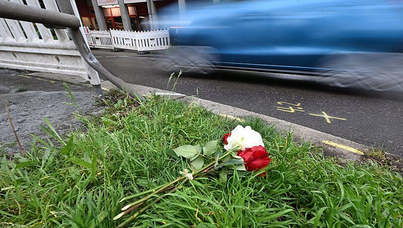 Am Tag nach dem Unfall liegen Rosen am Straßenrand.