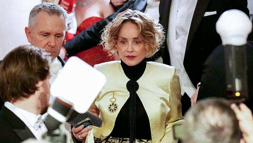 Etwas sorgenvoll wirkt ihr Blick noch: Sharon Stone zur&uuml;ck beim Wiener Opernball.