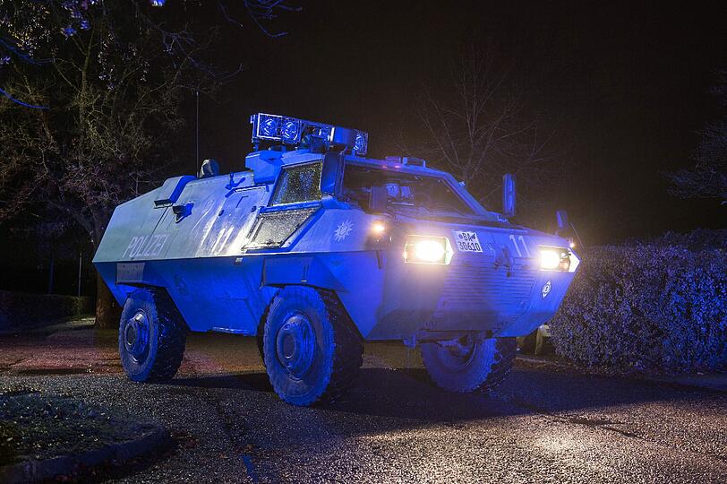 Menschenjagd mit schwerem Gerät: Ein gepanzertes Einsatzfahrzeug der Polizei am Mittwochabend bei Pleiskirchen (Kreis Altötting).