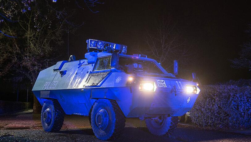 Menschenjagd mit schwerem Gerät: Ein gepanzertes Einsatzfahrzeug der Polizei am Mittwochabend bei Pleiskirchen (Kreis Altötting). Menschenjagd mit schwerem Gerät: Ein gepanzertes Einsatzfahrzeug der Polizei am Mittwochabend bei Pleiskirchen (Kreis Altötting).