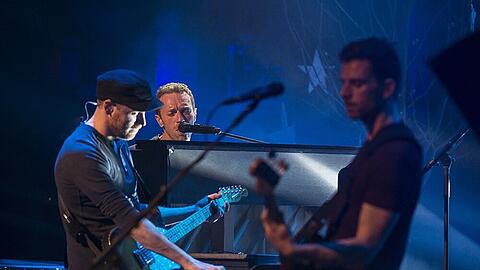Nochmal live: Coldplays Chris Martin im Kreise seiner Bandkollegen Jonny Buckland (li.) und Guy Berryman (re.)