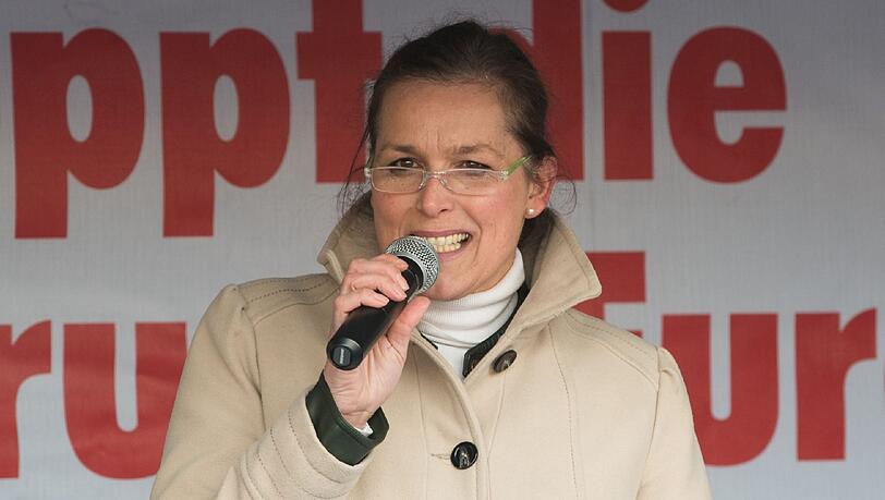 Angeklagt: Die Pegida-Aktivistin Tatjana Festerling spricht während einer Kundgebung in Dresden. Angeklagt: Die Pegida-Aktivistin Tatjana Festerling spricht während einer Kundgebung in Dresden.