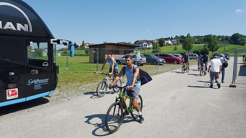 Die Löwen schwitzen in Bad Waltersdorf: die ersten Fotos von 1860-Trainer Kosta Runjaic und seinem Team im Trainingslager - auch Präsident Peter Cassalette ist mit seinem Vize Heinz Schmidt in der Steiermark eingetroffen.