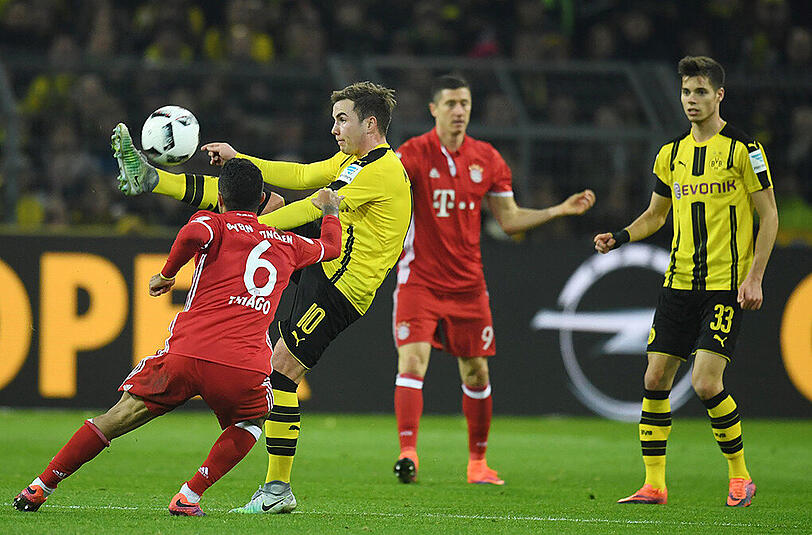 Ex-Bayern-Spieler Mario Götze bereitete das Siegtor mit einem Tunnel gegen den Ex-Dortmunder Mats Hummels vor - links Thiago, rechts Weigl.