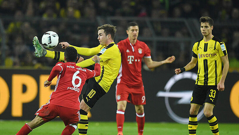 Ex-Bayern-Spieler Mario Götze bereitete das Siegtor mit einem Tunnel gegen den Ex-Dortmunder Mats Hummels vor - links Thiago, rechts Weigl. Ex-Bayern-Spieler Mario Götze bereitete das Siegtor mit einem Tunnel gegen den Ex-Dortmunder Mats Hummels vor - links Thiago, rechts Weigl.