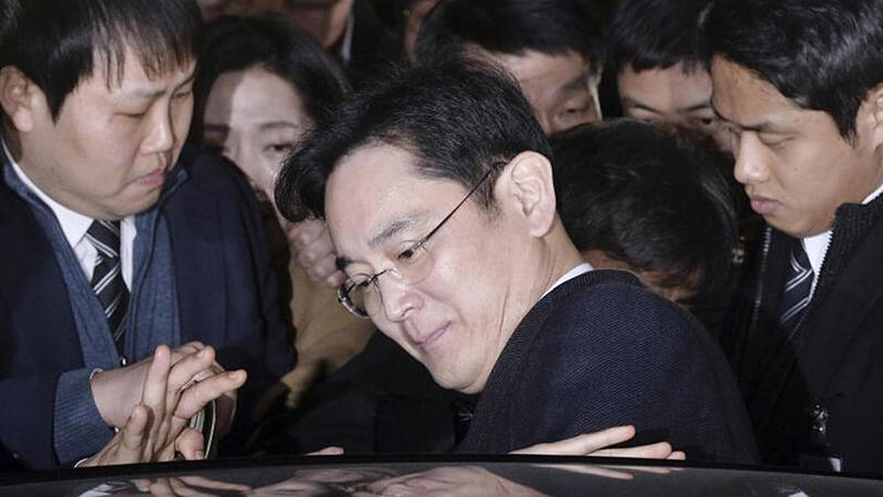 Der Vize-Vorsitzende von Samsung, Lee Jae Yong, steigt nach einer Anhörung in sein Auto.