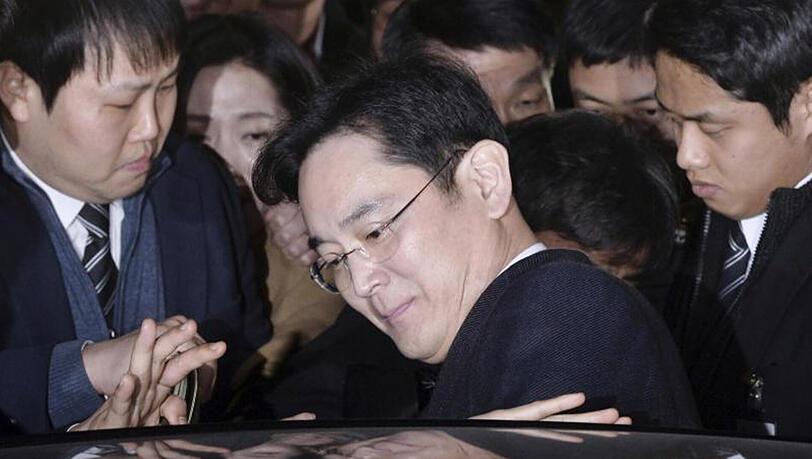 Der Vize-Vorsitzende von Samsung, Lee Jae Yong, steigt nach einer Anhörung in sein Auto. Der Vize-Vorsitzende von Samsung, Lee Jae Yong, steigt nach einer Anhörung in sein Auto.