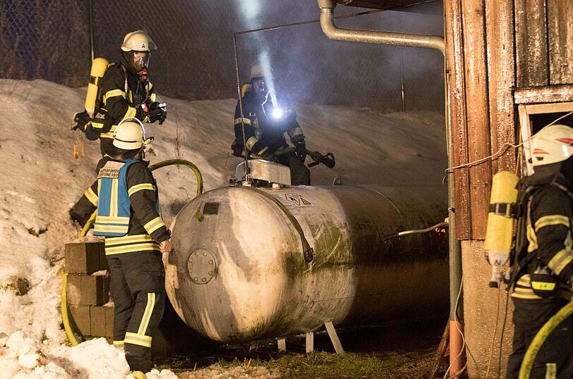 Ein Putenmastbetrieb in Petting wurde in der Nacht auf Mittwoch bei einem Feuer völlig zerstört. Die Bilder vom Einsatz.