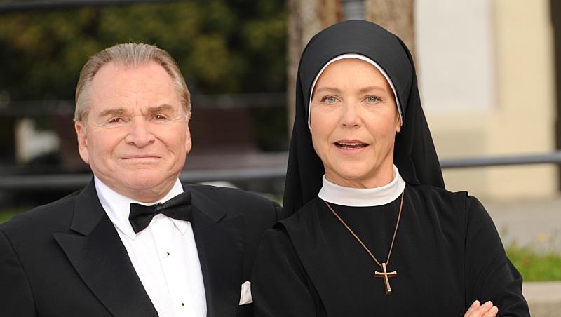 Die letzte Staffel von "Um Himmels Willen" läuft an. Mit dabei: Fritz Wepper als Bürgermeister Wolfgang Wöller und Janina Hartwig als Schwester Hanna.