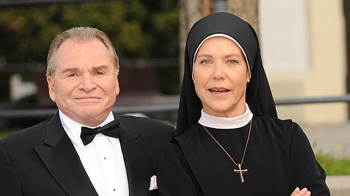 Die letzte Staffel von "Um Himmels Willen" läuft an. Mit dabei: Fritz Wepper als Bürgermeister Wolfgang Wöller und Janina Hartwig als Schwester Hanna.