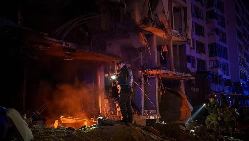 Polizisten und Mitglieder der Armee inspizieren das Gebiet nach einer Explosion in Kiew.
