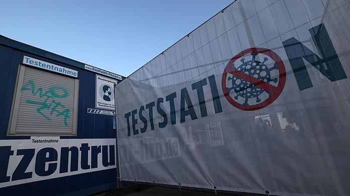 Eine Corona-Teststation in Berg am Laim ist am Mittwoch überfallen worden. (Symbolbild)