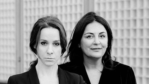 Natalie Amiri (links) und Düzen Tekkal.