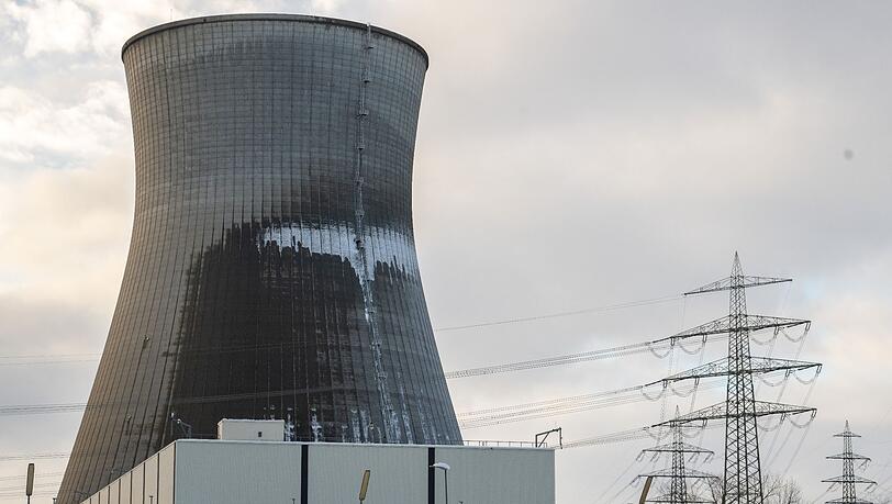 Auf dem Gelände des früheren Kernkraftwerks steht vor dem Kühlturm des Blocks C eine Halle, in der Atommüll gelagert ist.