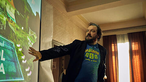 "Pump and Win" ist Michas (Charly Hübners) Motto bei der Präsentation vor der Dorfgemeinschaft