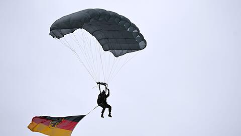Ein Fallschirmspringer landete beim Tag der Bundeswehr auf dem Gel&auml;nde der M&uuml;nchner Bundeswehr-Uni.