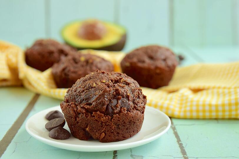 Braun gefleckte Avocados lassen sich nicht nur zu Guacamole verarbeiten, sondern eignen sich auch als Zutat f&uuml;r Brownies, Muffins oder Schokopudding. Fettreiche Avocados funktionieren als gesunder und veganer Ersatz f&uuml;r Butter und passen geschmacklich ideal zu Schokolade. Und im Teig verquirlt, fallen braune Stellen oder Dellen in der Frucht auch nicht mehr auf.