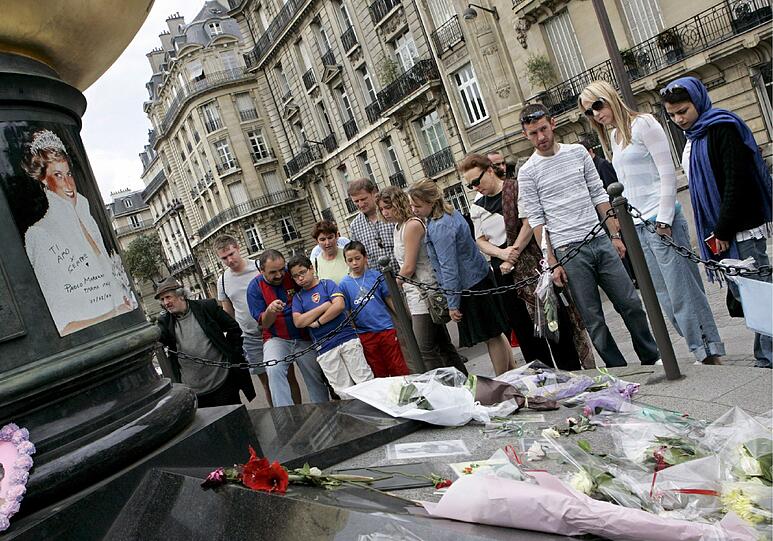 Ein Rückblick auf das bewegte Leben von Prinzessin Diana. Der Tod von Prinzessin Diana ist 15 Jahre her, doch im öffentlichen Bewusstsein geht ihre Geschichte weiter.