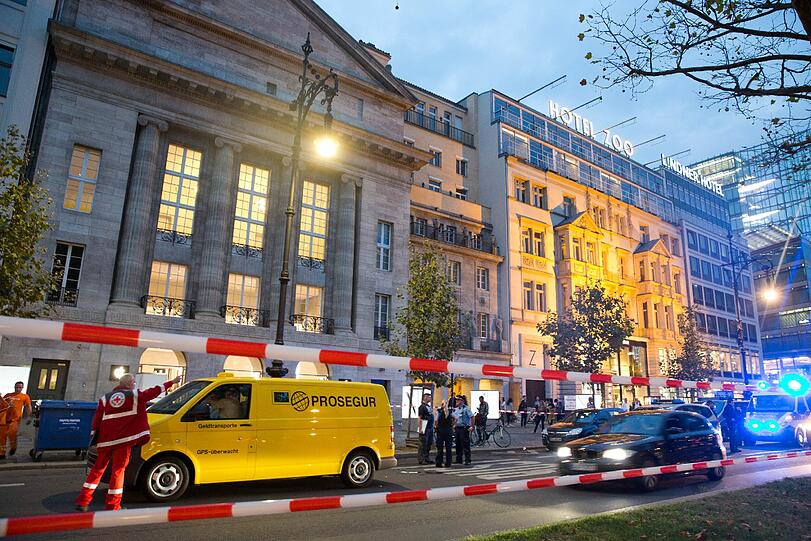 Maskierte überfallen einen Geldboten, als er aus dem Apple-Store kommt - am helllichten Tag, vor den Augen von Passanten.
