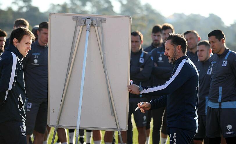Schulung an der Taktiktafel: Vitor Pereira und seine Spieler.