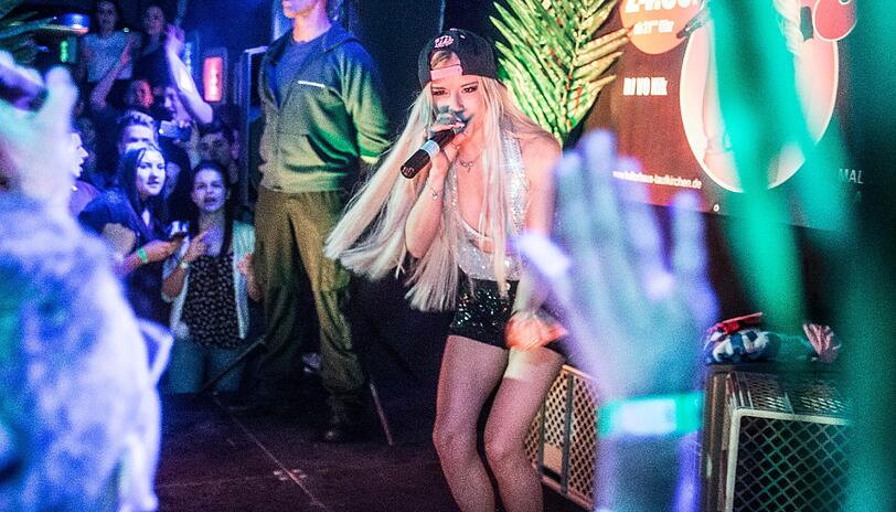 Malle-Partykönigin Mia Julia heizte den Feierwütigen im Kulturhaus in Taufkirchen so richtig ein.