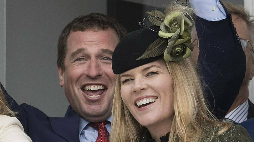 Peter und Autumn Phillips freuen sich gemeinsam beim Pferderennen.