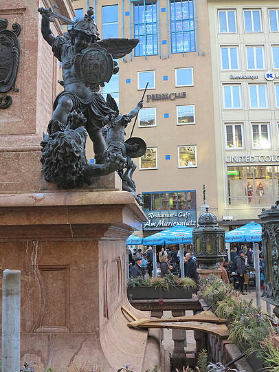 Auf der Mariensäule war noch immer ein "Brückenkopf" um auf das Säulenpodest leichter zu klettern ..