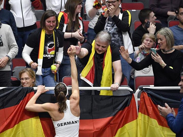 Petkovic lässt sich nach dem Sieg von mitgereisten Fans feiern.