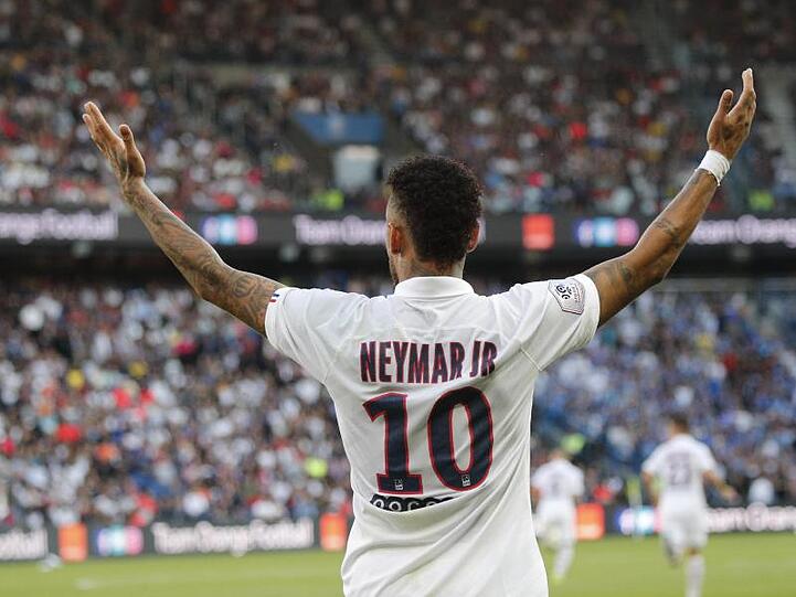 Nachdem er zunächst ausgepfiffen wurde lässt sich Neymar für sein Tor zum 1:0-Sieg feiern.