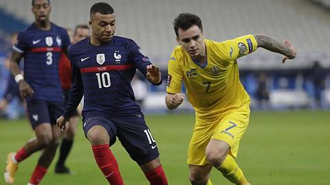 Weltmeister Kylian Mbappé kam mit Frankreich gegen Mykola Schaparenko (r) und die Ukraine nicht über ein Remis hinaus.