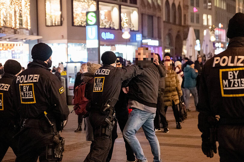 Gegner der Corona-Maßnahmen und die Polizei sind auch am Montag in München aneinandergeraten.